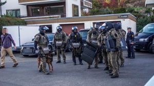 Schüsse aus einer Wohnung riefen am Montag in Stuttgart die Polizei auf den Plan. Foto: SDMG