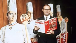 Starkoch Bocuse in früheren Jahren mit seinem bekannten Kochbuch „Nouvelle Cuisine“ – auf Deutsch „Die Neue Küche“. Foto: dpa