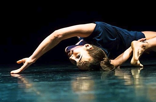 Auf der Suche nach dem Kind in sich: Die kanadische Tänzerin Sarah Murphy in dem Solo „Enfant“, das Joeri Dubbe für sie choreografierte Foto: Joris Jan Bos