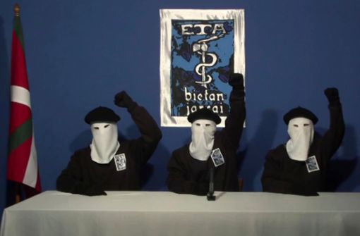 Im Jahr 2011 zeigten sich maskierte ETA-Mitglieder kämpferisch mit erhobenen Fäusten (Archivbild). Foto: AP