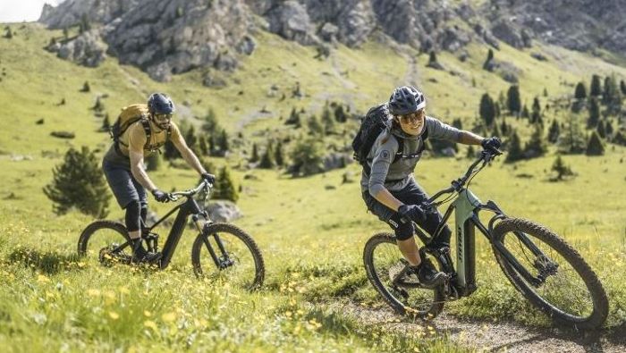 Selbst für weniger Geübte ist das Biken mit E-Antrieb in den Alpen möglich. Das stellt die Tourismusbranche vor neue Aufgaben.