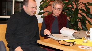 Peter Hofmann  und Hella Bischoff vom Rettungsteam: die Gruppe trifft sich regelmäßig im Café Nachbar. Foto: Schmidt