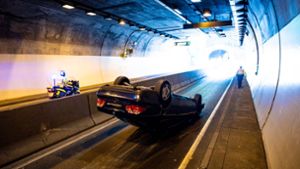 Mercedes überschlägt sich im Heslacher Tunnel