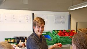 So reich gefüllt ist die Verkaufstheke von Fildertafel-Helfer Jan Fischer  nicht immer – auch wenn Obst und Gemüse zu  den oft vorrätigen Lebensmitteln zählen. Foto: Sascha Schmierer