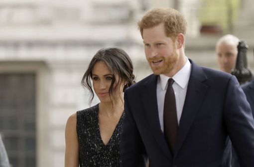Wo sie gehen und stehen, sind Meghan Markle und Prinz Harry von Paparazzi umgeben. Ein  geeignetes Hochzeits-Spielchen zur mentalen Entlastung der beiden wäre vielleicht: „Fang den Paparazzo“. Foto: AP
