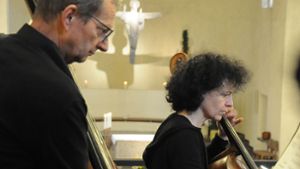 Gerhard Ziegler am Kontrabass und Regine Friederich am Cello aus dem agilen Instrumentalemsemble von St. Josef. Foto: Georg Linsenmann