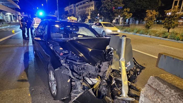 Taxi kracht gegen Mauer – Fahrer verletzt, Polizei sucht Zeugen
