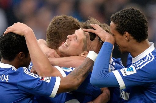 Die Schalker feiern ihren Matchwinner Klaas-Jan Huntelaar (Mitte). Foto: dpa/AP