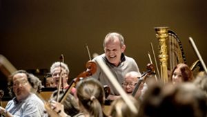 François-Xavier Roth mit Musikern des Gürzenich-Orchesters Köln Foto: Holger Talinski