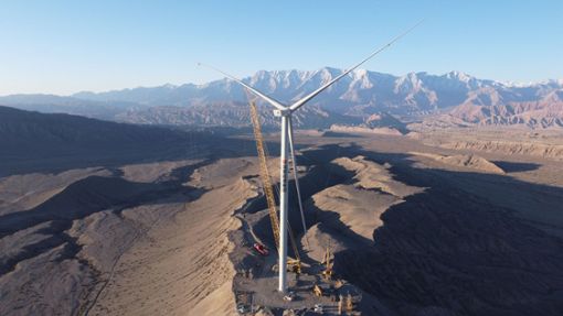 Eine Windturbine nach der Installation in der nordwestchinesischen autonomen Region Xinjiang. Foto: Liu Zhenlu/XinHua/dpa
