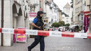 Ein Polizist patrouilliert am 24.07.2017 in Schaffhausen (Schweiz) in der Innenstadt. Foto: dpa