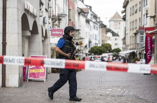 Ein Polizist patrouilliert am 24.07.2017 in Schaffhausen (Schweiz) in der Innenstadt. Foto: dpa