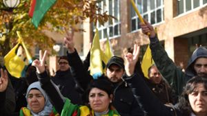 Am Freitag haben Kurden in der Nähe des Türkischen Generalkonsulats in Stuttgart demonstriert. Foto: dpa