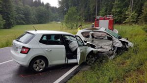 Autos kollidieren – 45-Jährige stirbt, zwei Menschen verletzt