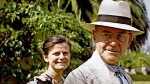 Historische, leicht beschädigte Aufnahme von Thomas Mann und Elisabeth Mann Borgese im Garten der Villa in Pacific Palisades (um 1946) Foto: ETH-Bibliothek Zürich, Thomas-Mann-Archiv
