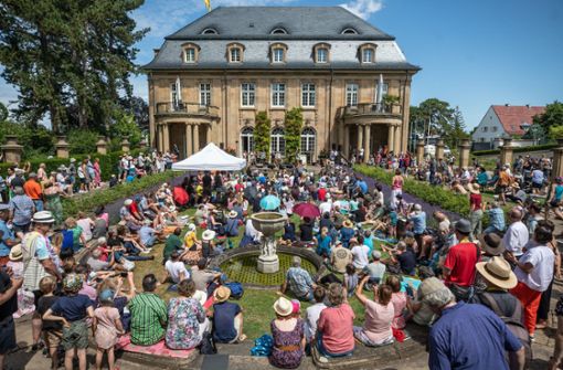 Über tausend Besucher kamen in den Park der Villa Reitzenstein. Foto: dpa/Christoph Schmidt