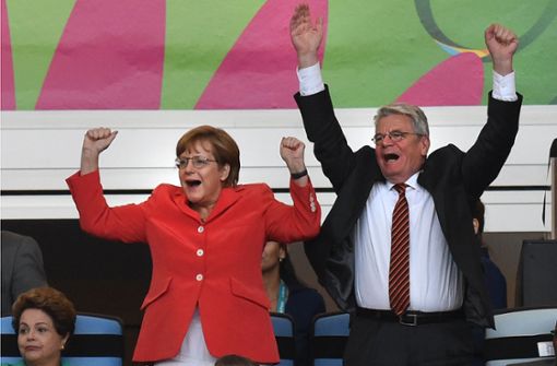 Kanzlerin Angela Merkel und der damalige Bundespräsident Joachim Gauck beim Bejubeln der Weltmeisterschaft in Brasilien: sollen sich solche Bilder wiederholen? Foto: dpa