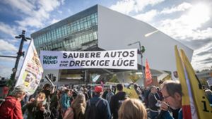 Als die Tiefgarage blockiert wurde, griff die Polizei ein: Demo anlässlich eines Autogipfels vor dem Porsche-Museum in Stuttgart Foto: Lichtgut/Julian Rettig