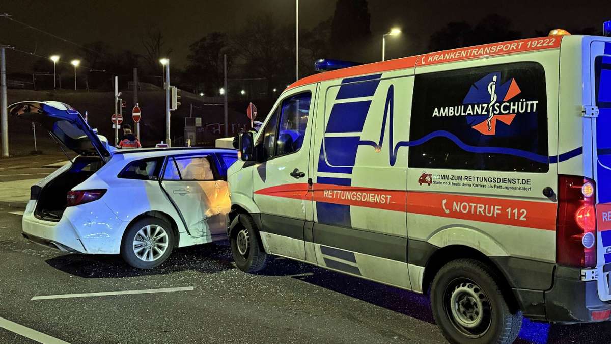 Elegantes Unfalle Mit Rettungswagen Bildernull