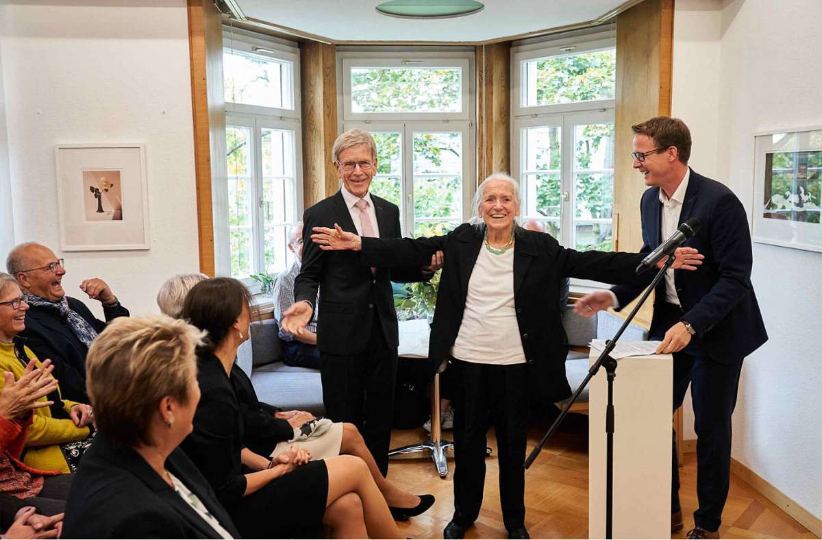 Hildegard Ruoff  – hier 2019  bei ihrem 100. Geburtstag mit Nürtingens Alt-OB Alfred Bachofer und OB Johannes Fridrich  (rechts) – war Gastgeberin für die Menschen wie für die Kunst