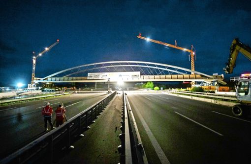 Sperrung der Autobahn für die neue Brücke auf der A8 bei Stuttgart Foto: Lichtgut/Julian Rettig