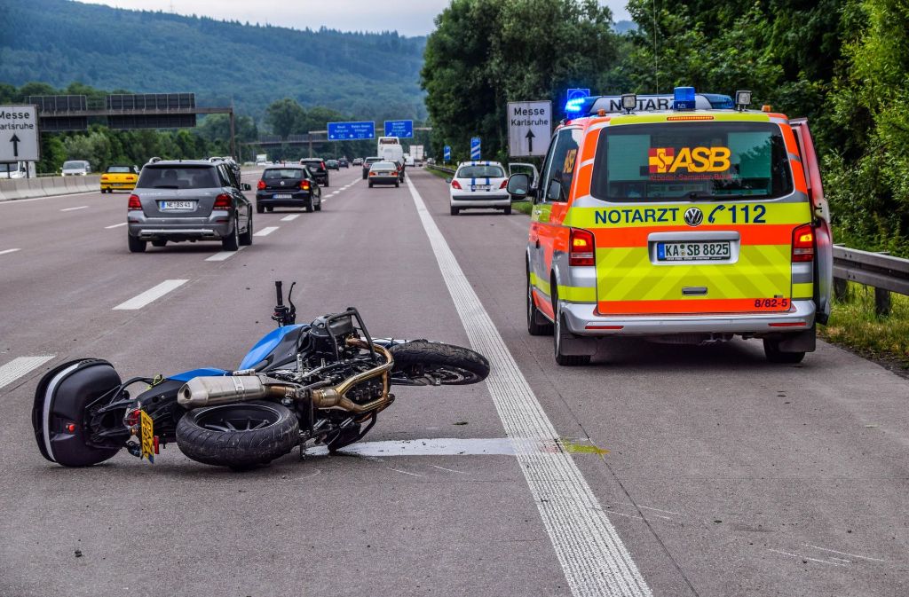 Bei einem Unfall mit seinem Motorrad ist ein 65 Jahre alter Mann auf der A5 bei Karlsruhe ums Leben gekommen.