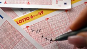 Laut Lotto liegt die Wahrscheinlichkeit auf einen solchen Treffer bei rund 1 zu 15,5 Millionen. (Symbolbild) Foto: dpa/Federico Gambarini