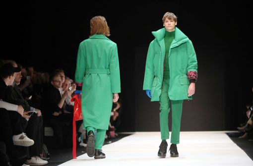 „Grün, grün, grün ist alles was ich trage...“ – bei der Fashion Week in Berlin geht es farbenfroh zu. Foto: dpa
