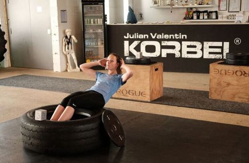 Auch wenn es nicht so aussieht: Julia Bosch hatte durchaus Spaß im Fitnessstudio Korbel. Foto: z/Stephan Pfaffinger