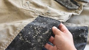 Sandflecken aus Kleidung entfernen