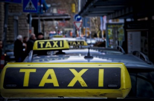 Taxis vor dem Stuttgarter Hauptbahnhof Foto: Peter Petsch