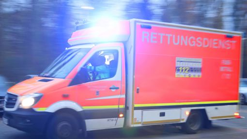 Der Rettungswagen war mit Blaulicht unterwegs, als es zu dem Unfall kam. (Symbolfoto) Foto: IMAGO/Maximilian Koch