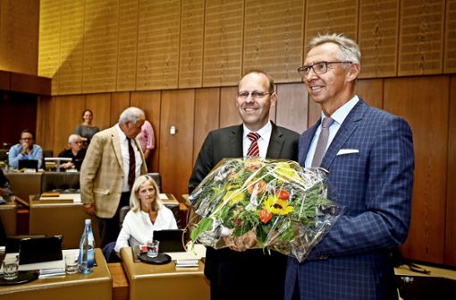 Der Sindelfinger Oberbürgermeister Bernd Vöhringer (links) gratuliert dem bisherigen und künftigen Finanzbürgermeister Christian Gangl. Foto: factum/Granville