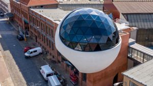 Glaskugel trifft auf Backstein: die „Niemeyer Sphere“ in Leipzig Foto: dpa/Jan Woitas