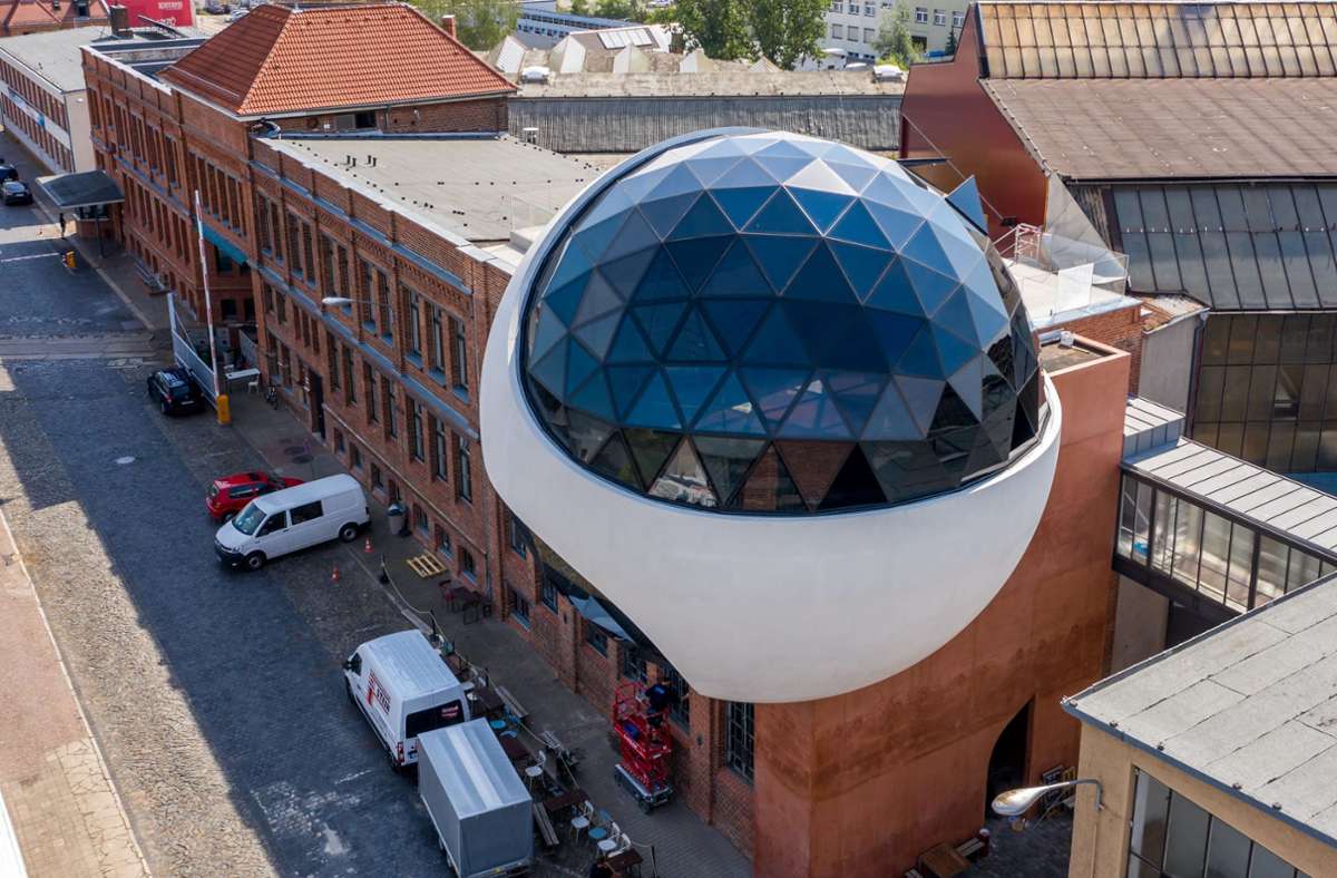Glaskugel trifft auf Backstein: die „Niemeyer Sphere“ in Leipzig
