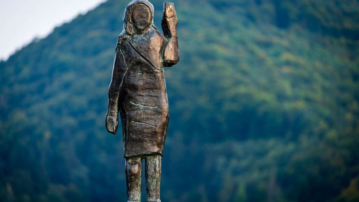 Auf einem Feld in Slowenien: Diese  Statue von Melania Trump hat eine kritische Botschaft