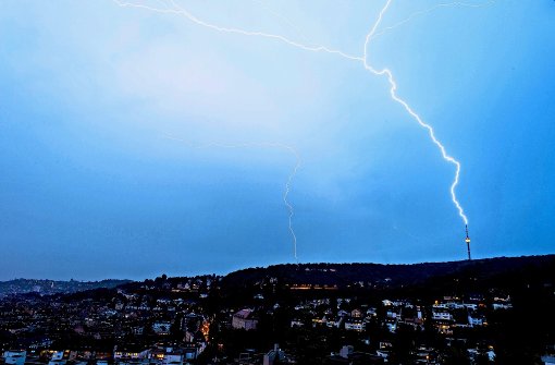 Der Blitz schlug am Sonntagabend des 29. Mai gleichzeitig im Fernsehturm und im Funkturm ein. Foto: 7aktuell.de/Gerlach