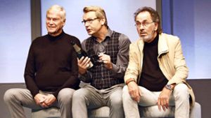 Jetzt hilft nur noch Champagner: Jochen Busse, René Heinersdorff und Hugo Egon Balder (von links). Foto: Schauspielbühnen/Max Claus