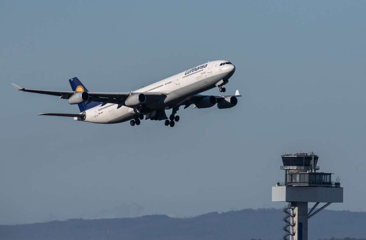 Eine Passagiermaschine der Lufthansa startet vom Flughafen in Frankfurt am Main. Foto: dpa/Boris Roessler