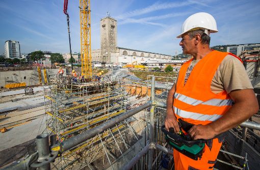 Nun wird Beton in den ersten Kelchfuß für den künftigen Stuttgarter Hauptbahnhof gepumpt. Foto: dpa