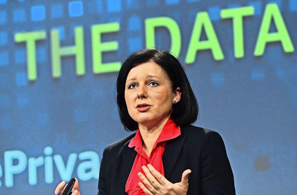 Vera Jourová wacht als EU-Kommissarin für Justiz, Verbraucherschutz und Gleichstellung darüber, dass die Datenschutz-Grundverordnung der Europäischen Union in den 28 Mitgliedstaaten umgesetzt wird. Bis zum 25. Mai haben die Staaten Zeit.