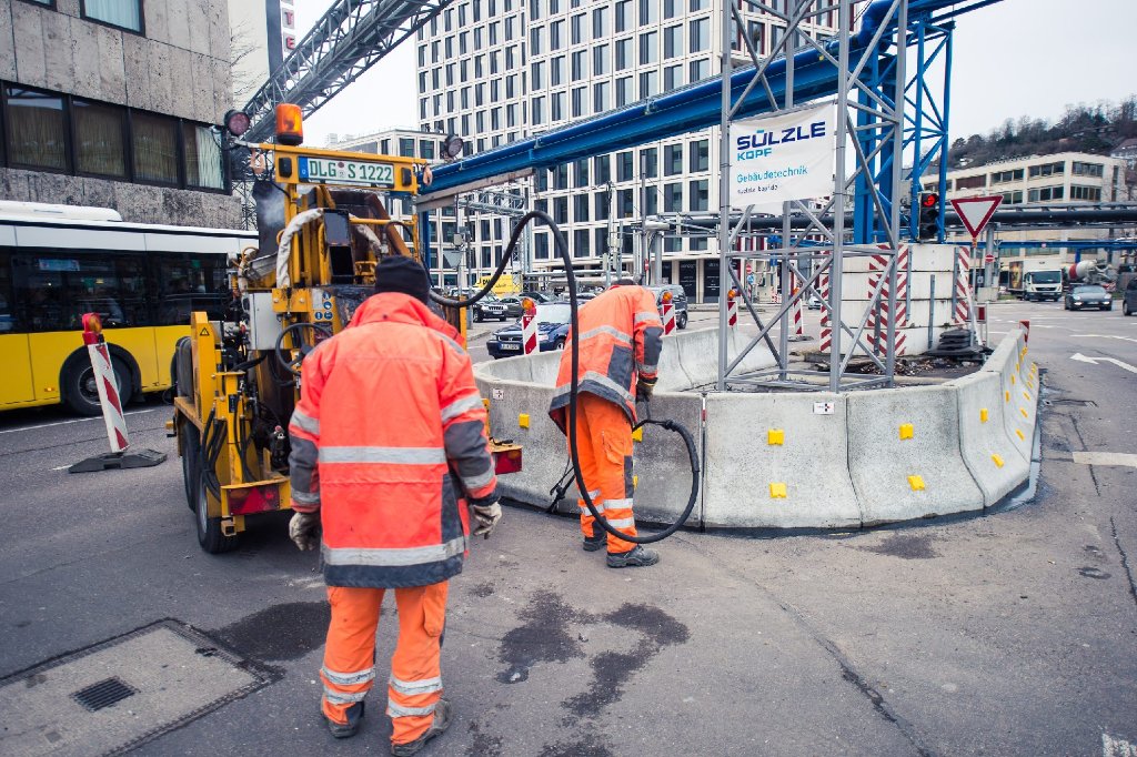 Bauarbeiter verpassen den blauen Rohren des Stuttgart-21-Grundwassermanagements einen neuen Aufprallschutz. Foto: www.7aktuell.de | Florian Gerlach