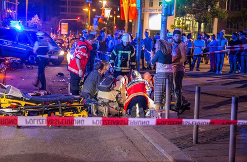 Ein schwerer Unfall in der Stuttgarter Innenstadt that in der Nacht zum Samstag auch Schaulustige auf den Plan gerufen. Foto: 7aktuell.de