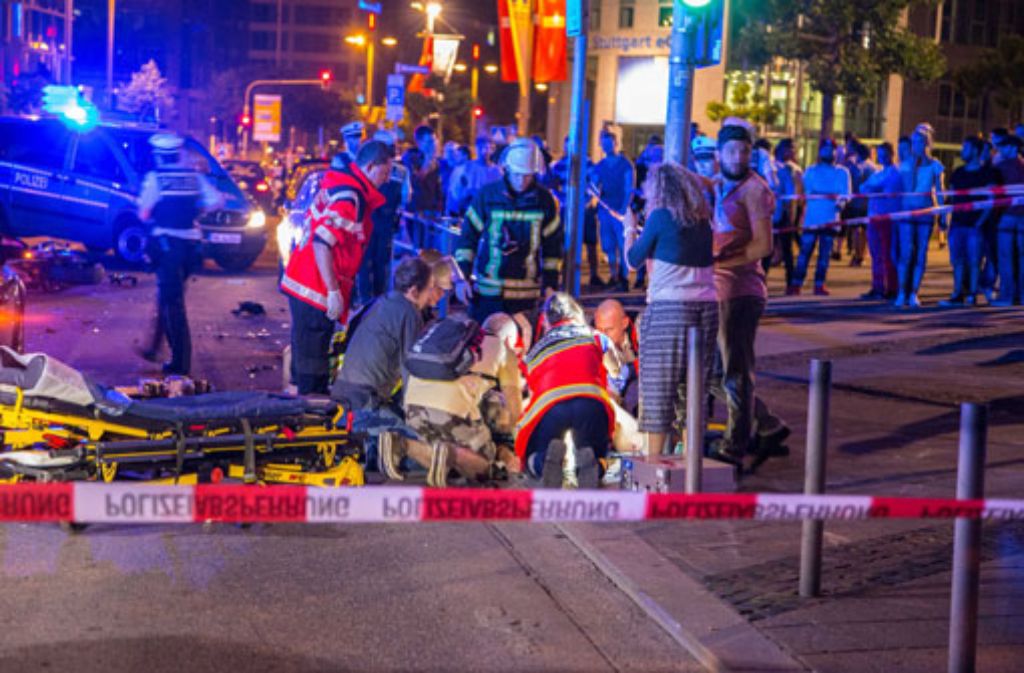 Ein schwerer Unfall in der Stuttgarter Innenstadt that in der Nacht zum Samstag auch Schaulustige auf den Plan gerufen.