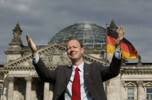 Will er auch da noch rein? Martin Sonneborn vor dem Berliner Reichstag Foto: AP