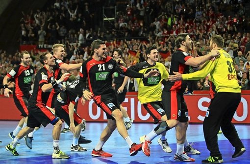 Jubel: Deutschlands Handballer nach dem Sieg gegen Dänemark Foto: dpa