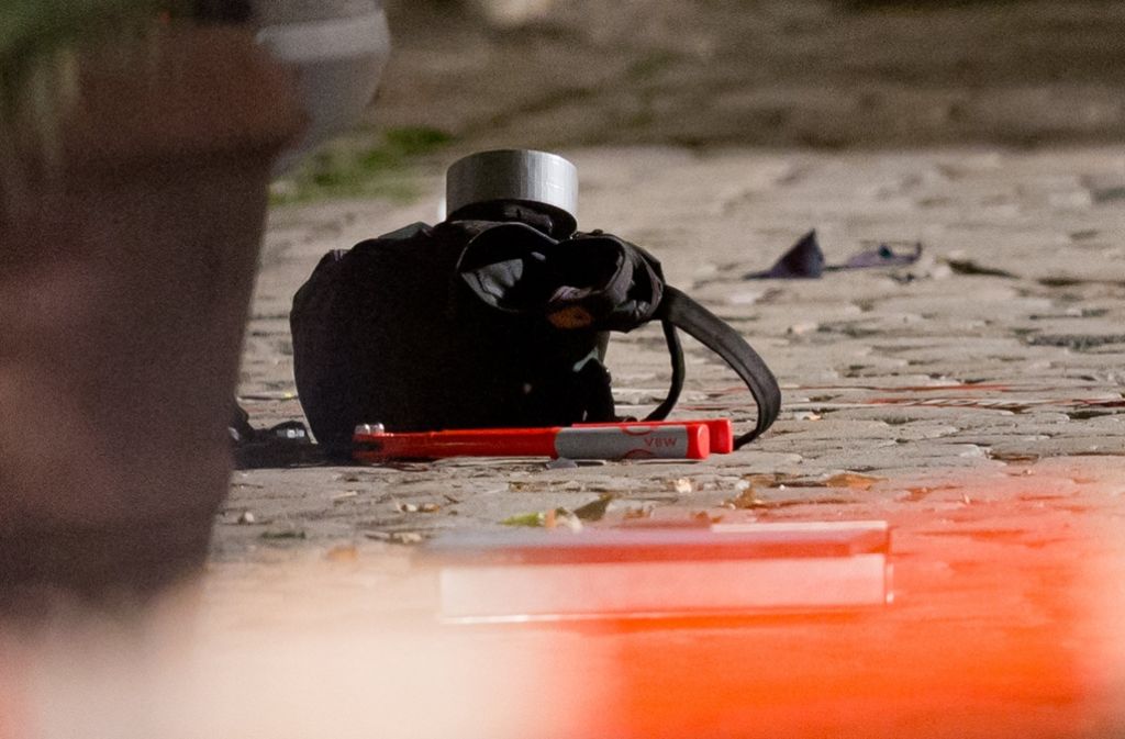 Der Rucksack eines 27-Jährigen, der zuvor einen Sprengsatz zur Explosion gebracht haben soll, liegt am am Tatort in Ansbach (Bayern).
