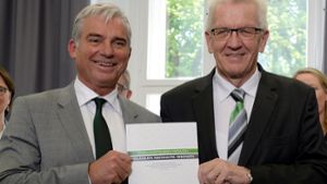 Anfang Mai 2016 besiegelten   Thomas Strobl (CDU, li.) und Winfried Kretschmann (Grüne) den Koalitionsvertrag für die erste grün-schwarze Landesregierung in Baden-Württemberg. Foto: dpa