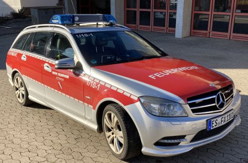 Mit ihrem neuen Kommandowagen, kurz KdoW, der so neu gar nicht mehr ist, hat sich die Altbacher Feuerwehr selbst ein Geschenk gemacht. Foto: FW Altbach/Schleith