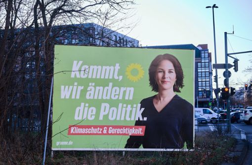 Zu den anstehende Wahl zum Berliner Abgeordnetenhaus hängt fälschlicherweise ein Wahlplakat von Annalena Baerbock. Foto: dpa/Annette Riedl